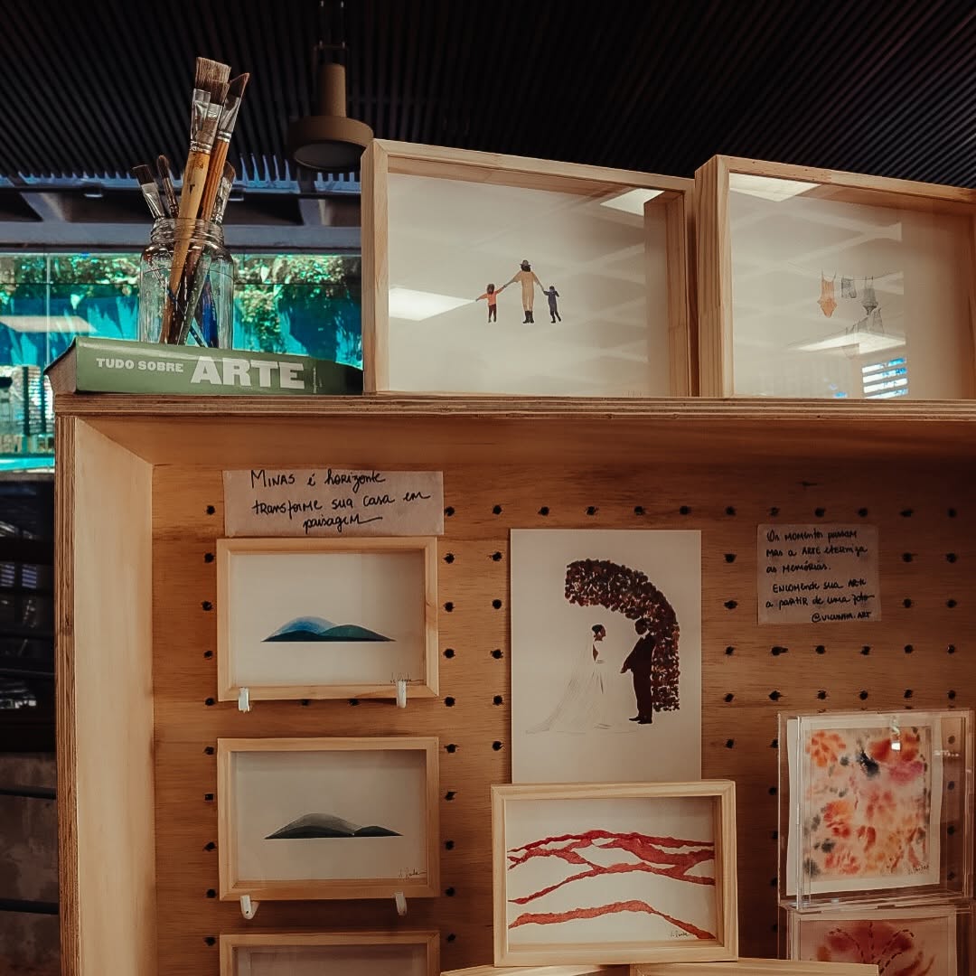 Detalhe de obras autorais de Vi Cunha, incluindo paisagens e figura humana.