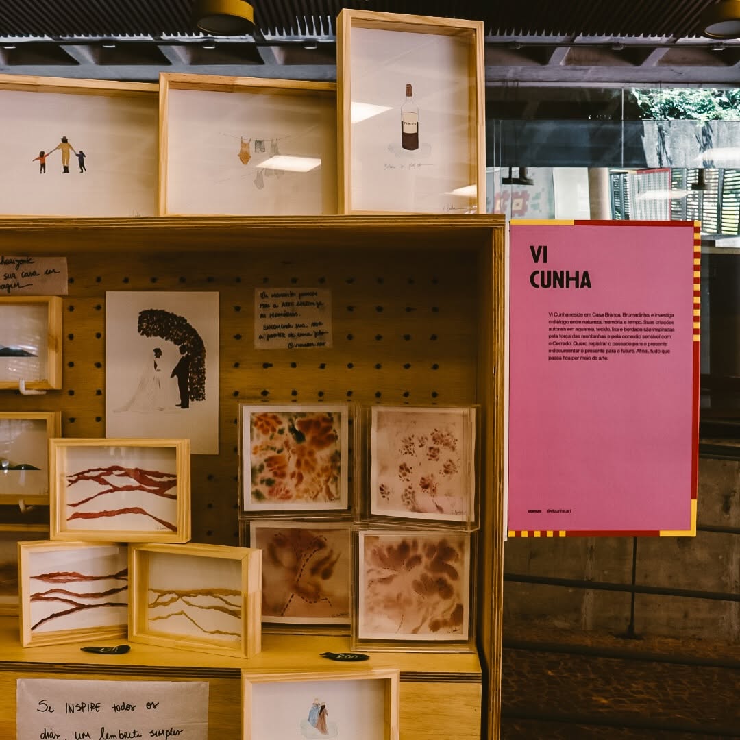 Exposição de obras e informações da artista Vi Cunha.